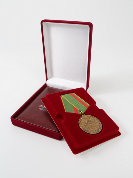  Футляр (90х124х32 мм) под медаль РФ d-37 мм с пятиугольной колодкой. Вынимаемый ложемент, светло-бордовый