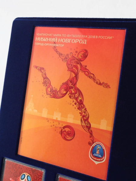  Планшет S (234х296х12 мм) для 3 монет 25 рублей и 3 монет 25 рублей в блистере «Футбол 2018» + Открытка. Нижний Новгород, тёмно-синий